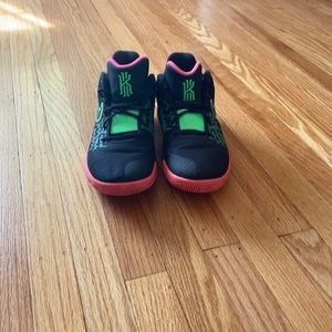 I’m selling Nike Kyrie Flytrap II Basketball Shoes
